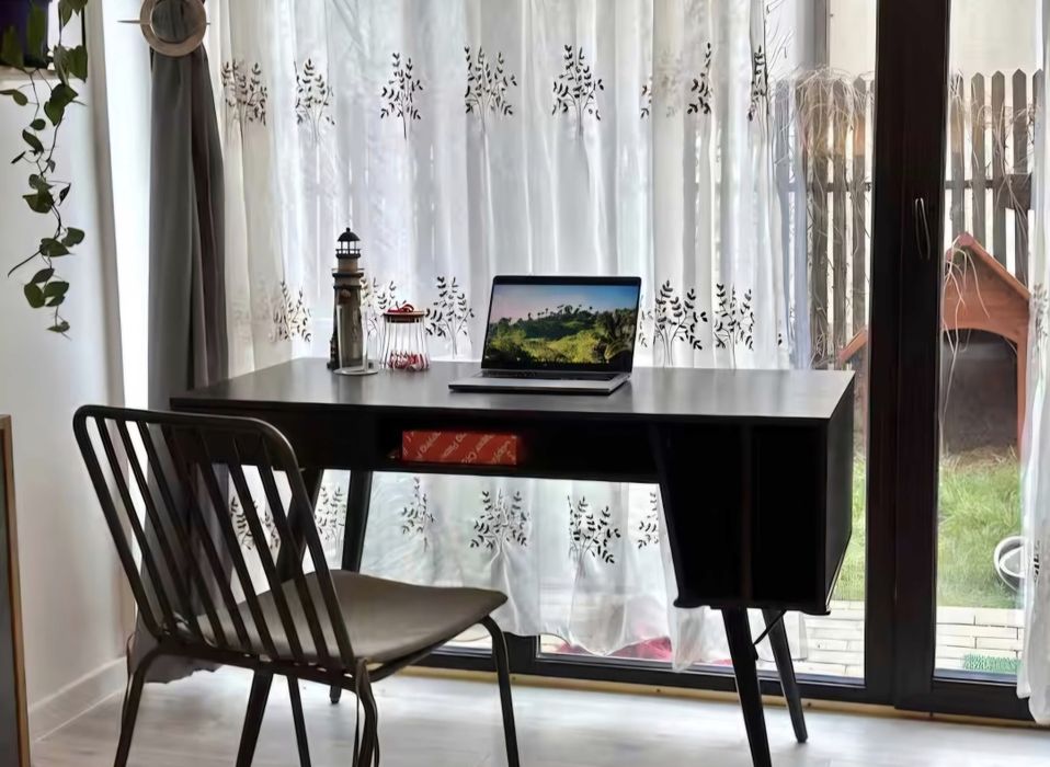 Birou de lemn maro închis