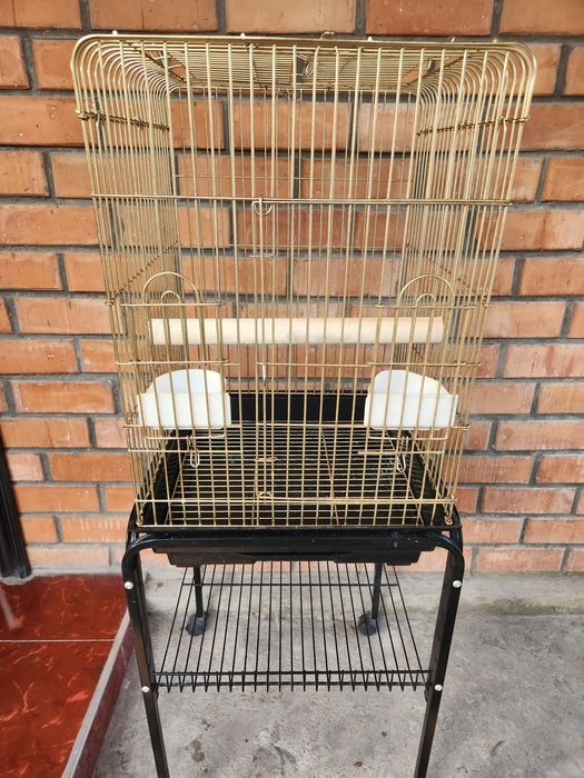 Продам клетку для крупных попугаев.С подставкой