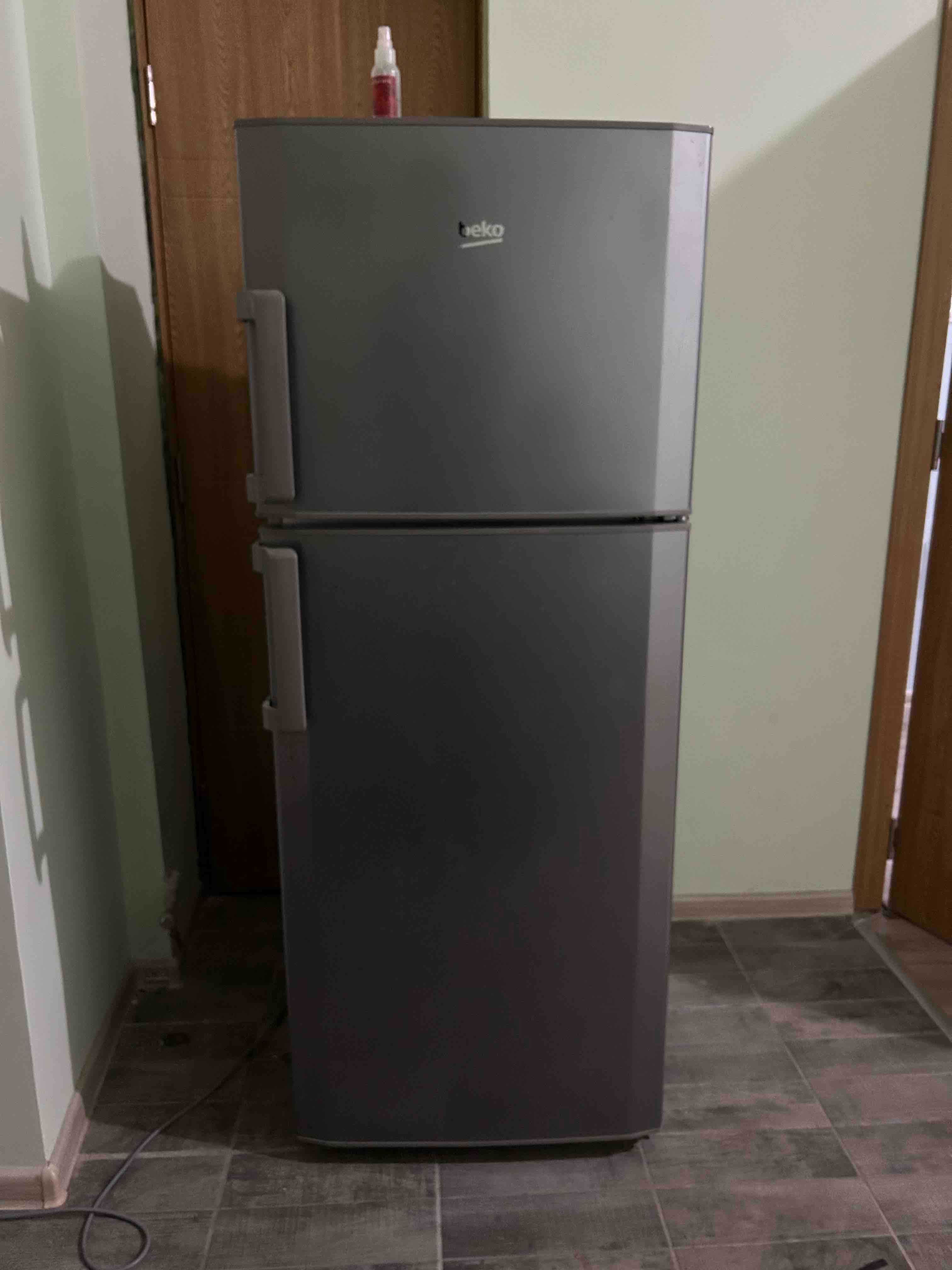 Хладилник BEKO DS227030SN с горна камера
