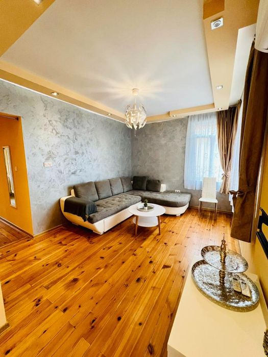 Дава се под наем Етаж от къща в Пловдив, Център - 85 кв.м за 664 € - Снимка #1