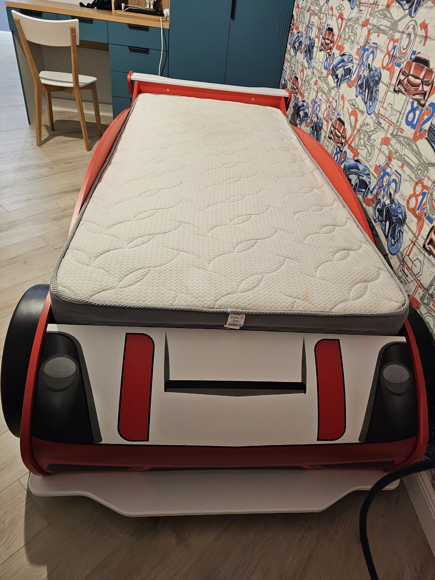 Детская кроватка машина