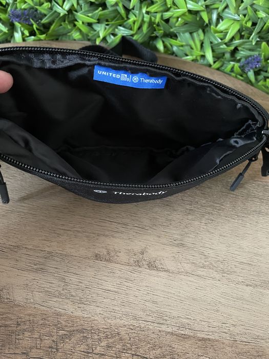 Borseta Therabody x United Airlines