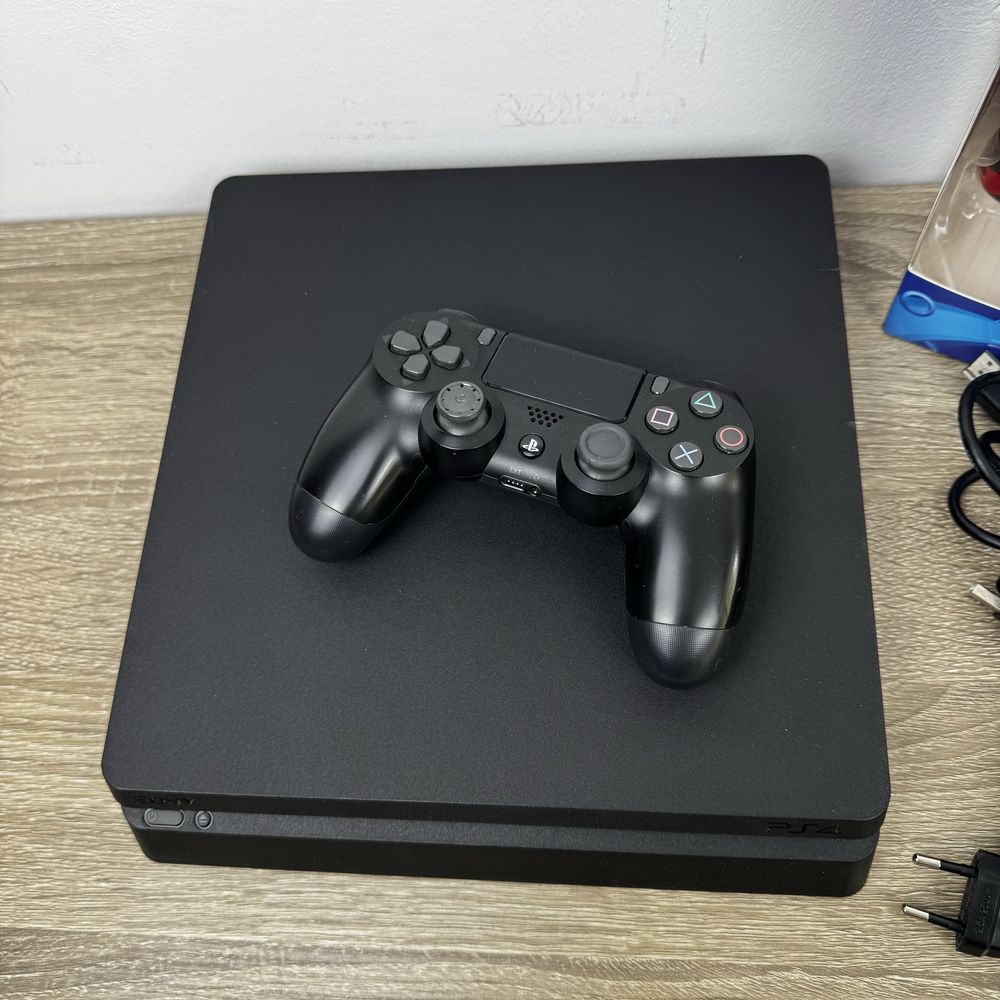 Playstation 4 Slim PS4 с два контролера