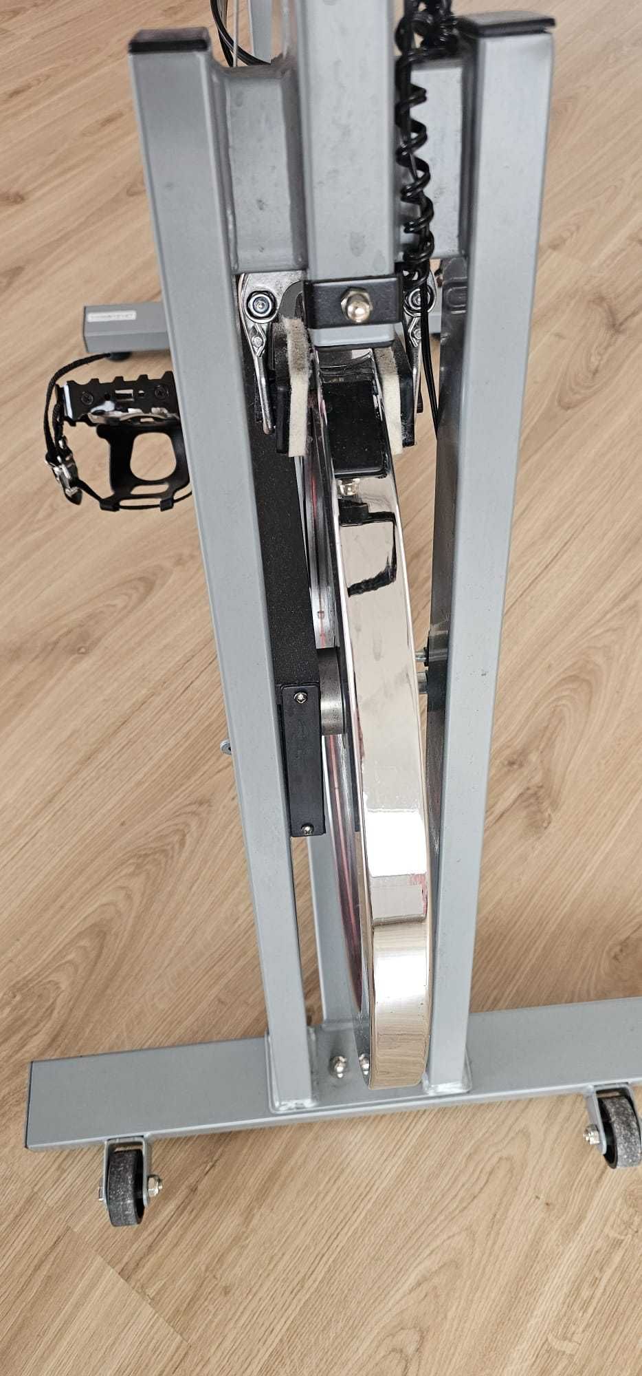 Bicicleta Spinning Ecofit 8284C, abonament indoor cycling online cadou