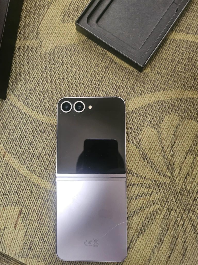 Samsung  galaxy Flip 6
