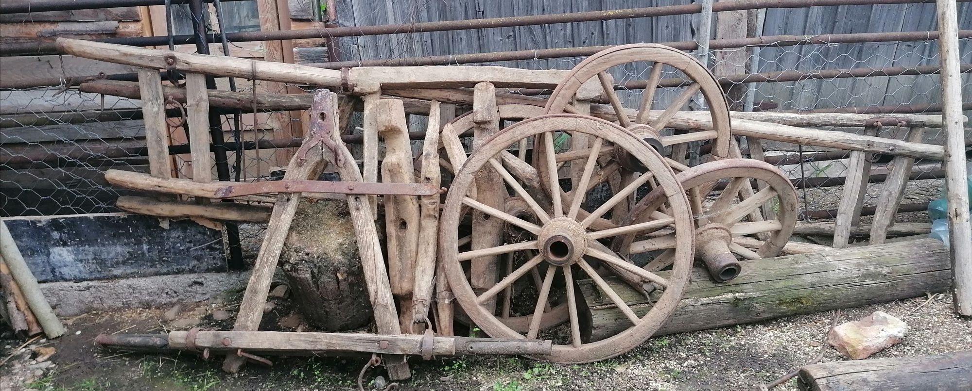 Componente car vechi din lemn pentru boi. Rotile nu mai sunt în stoc