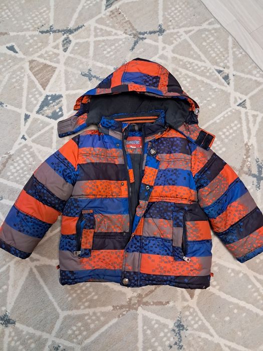 Продам зимнюю куртку для мальчика  4-5 лет.
