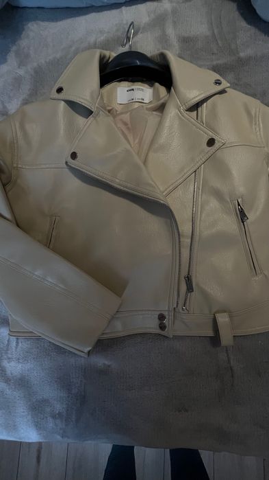 Продавам дамско яке, носено три пъти, екокожа