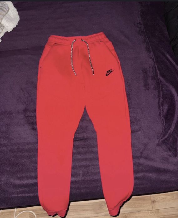 pantaloni nike tech rosii