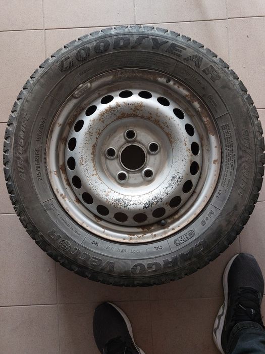 Vând cauciucuri  pentru Transporter