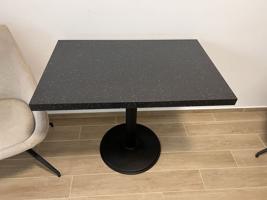 Masa cu picior metalic