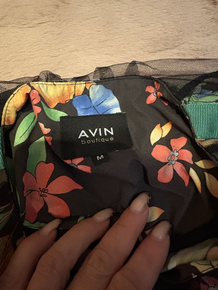 екип на Avin     .