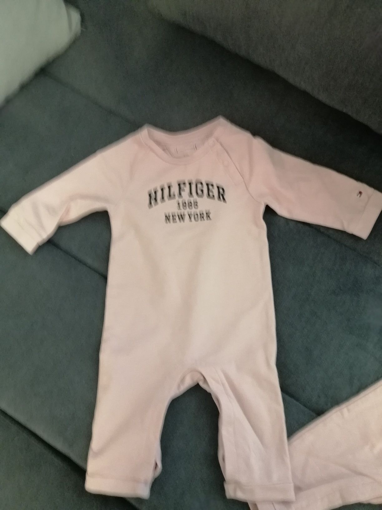 Vând body Tommy Hilfiger, blugi Guess și trening CA de fetiță.