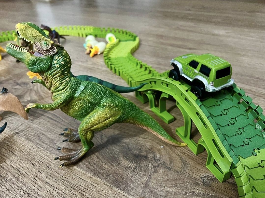 Set pistă de curse cu dinozauri - DinoRoad