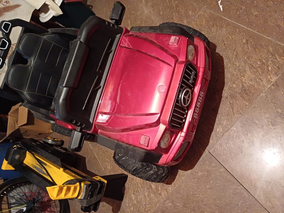 Продам детскую  машину  ,на пульту  управления