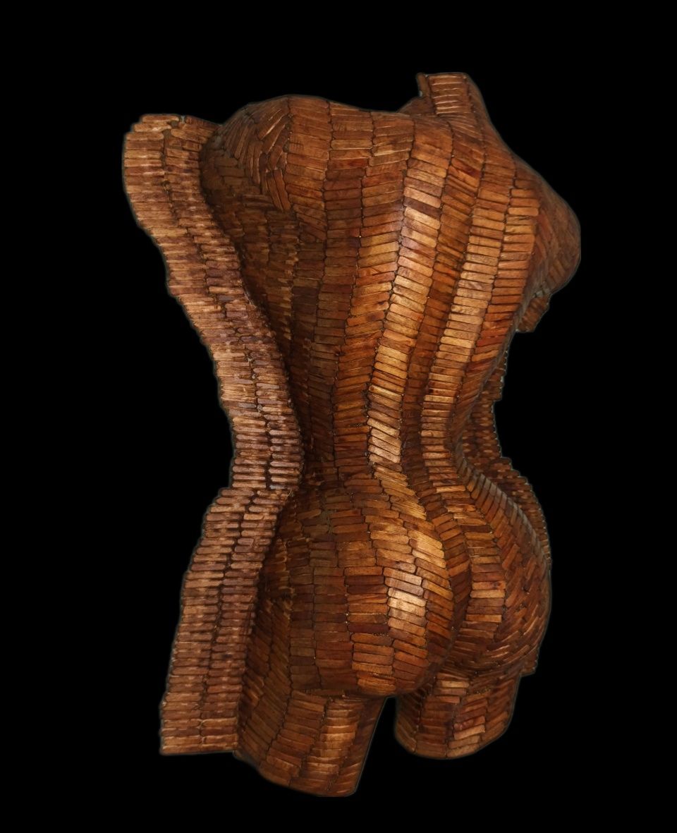 Дървена скулптура "женско тяло"