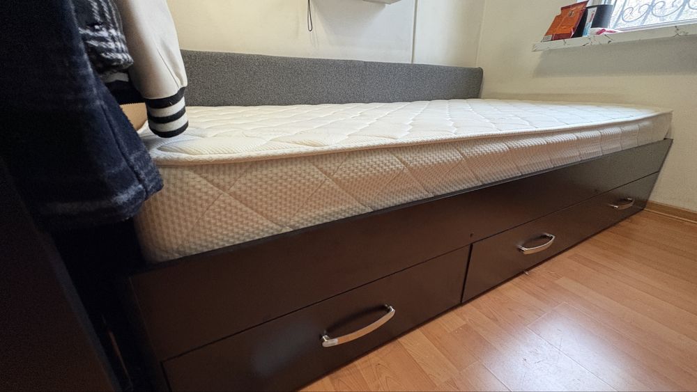Кровать в идеальном состоянии с матрасом