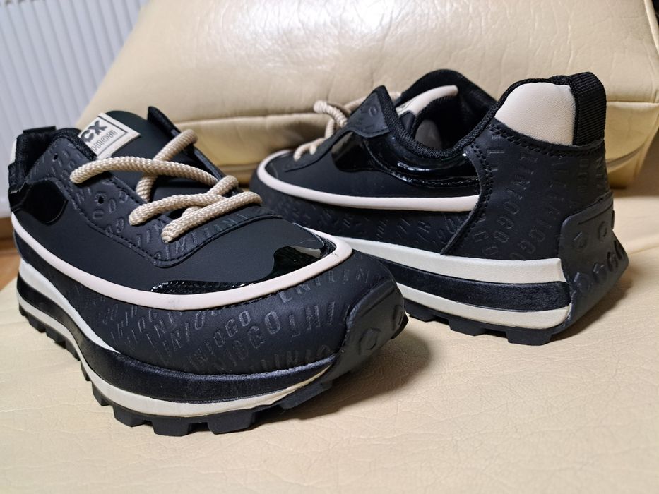 Плодавам чисто нови спортно елегантни обуфки 43 номер .