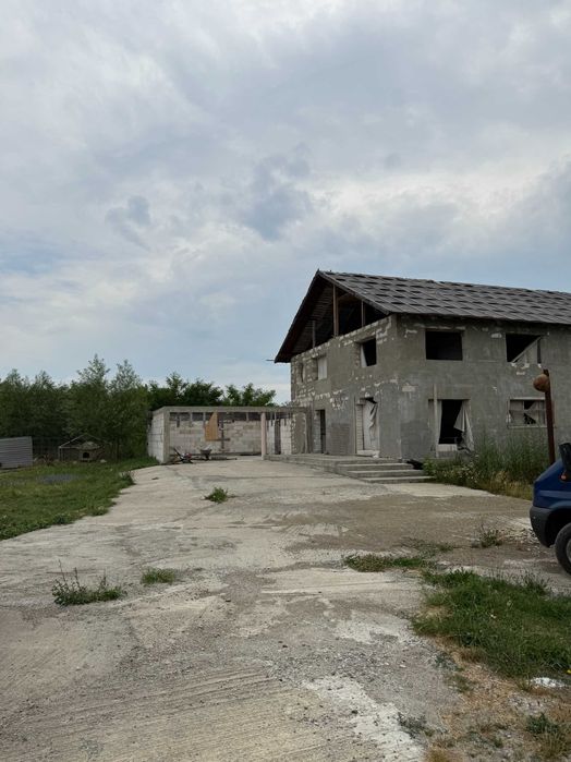 Vânzare teren + casă la rosu, cu acces direct din DN15 - Girov
