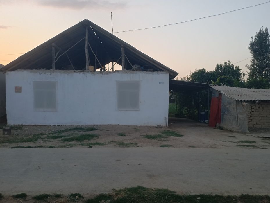 Uy sotiladi 15 sotix maktabga yaqinroq