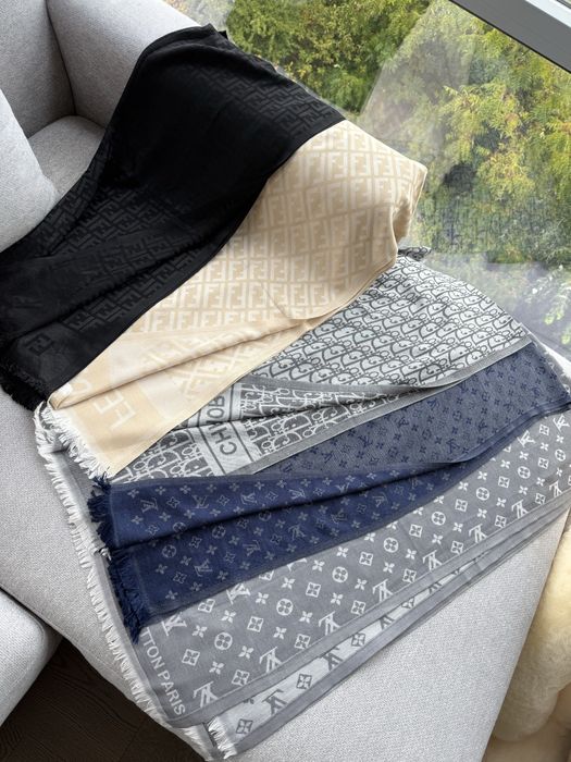 Нови шалове Dior, Gucci, Fendi, Louis Vuitton двулицеви