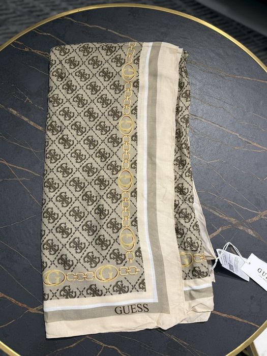Нов шал GUESS с етикет