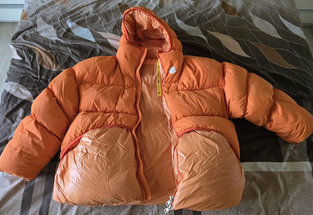 Оригинално мъжко яке Moncler 1952, цвят оранжев, с естествен пух.
Разм