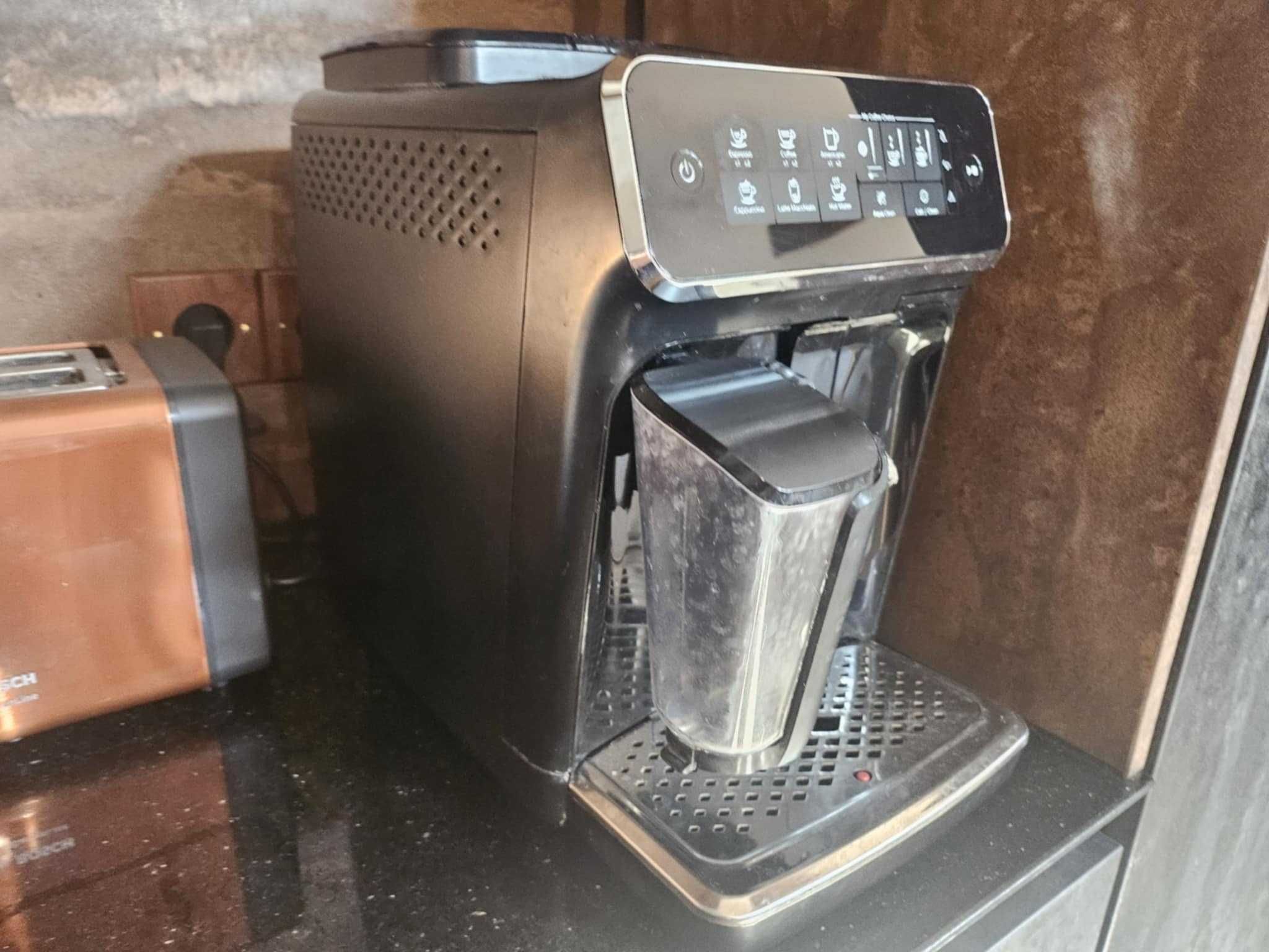Кафе машина Philips Latte Go EP3241/50
