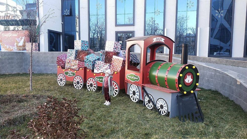 Новогоднее оформление поезд с подарками декор