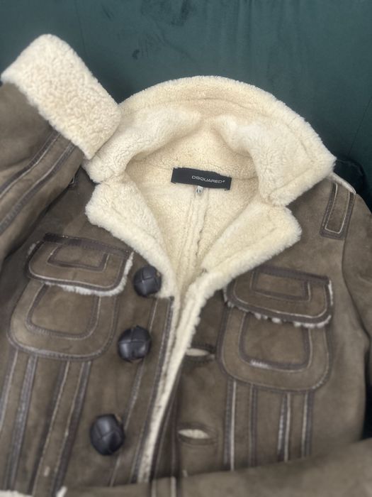 Отигинално яке dsquared2.Якето е носено много малко и няма забележки.