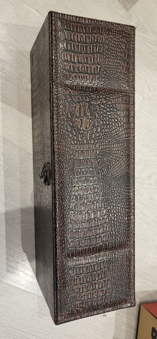 Кутия за алкохол покрита с кожа