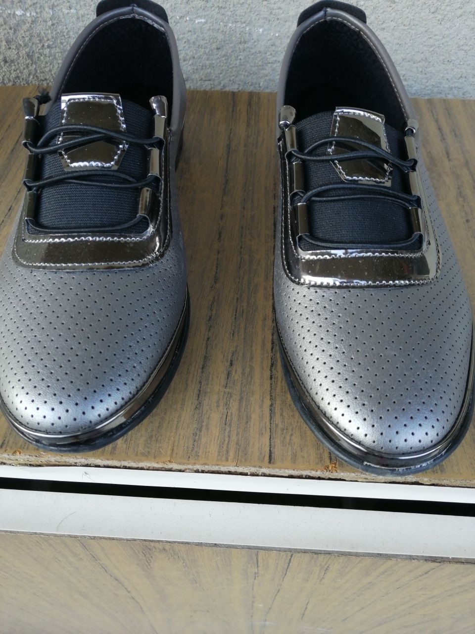 Чисто нови дамски обувки