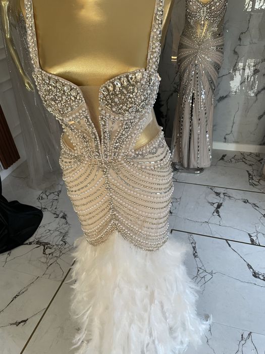 Rochie nasa cu pietre si pene