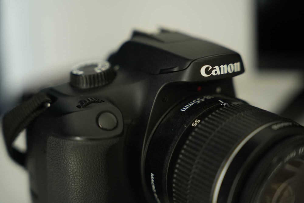 Canon 4000D + Obiectiv Kit EF-S 18- 55mm f/3.5-5.6 III