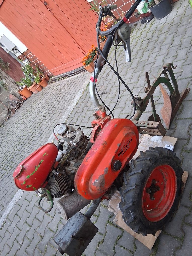 Vând multicultor cu plug toate accesoriile
