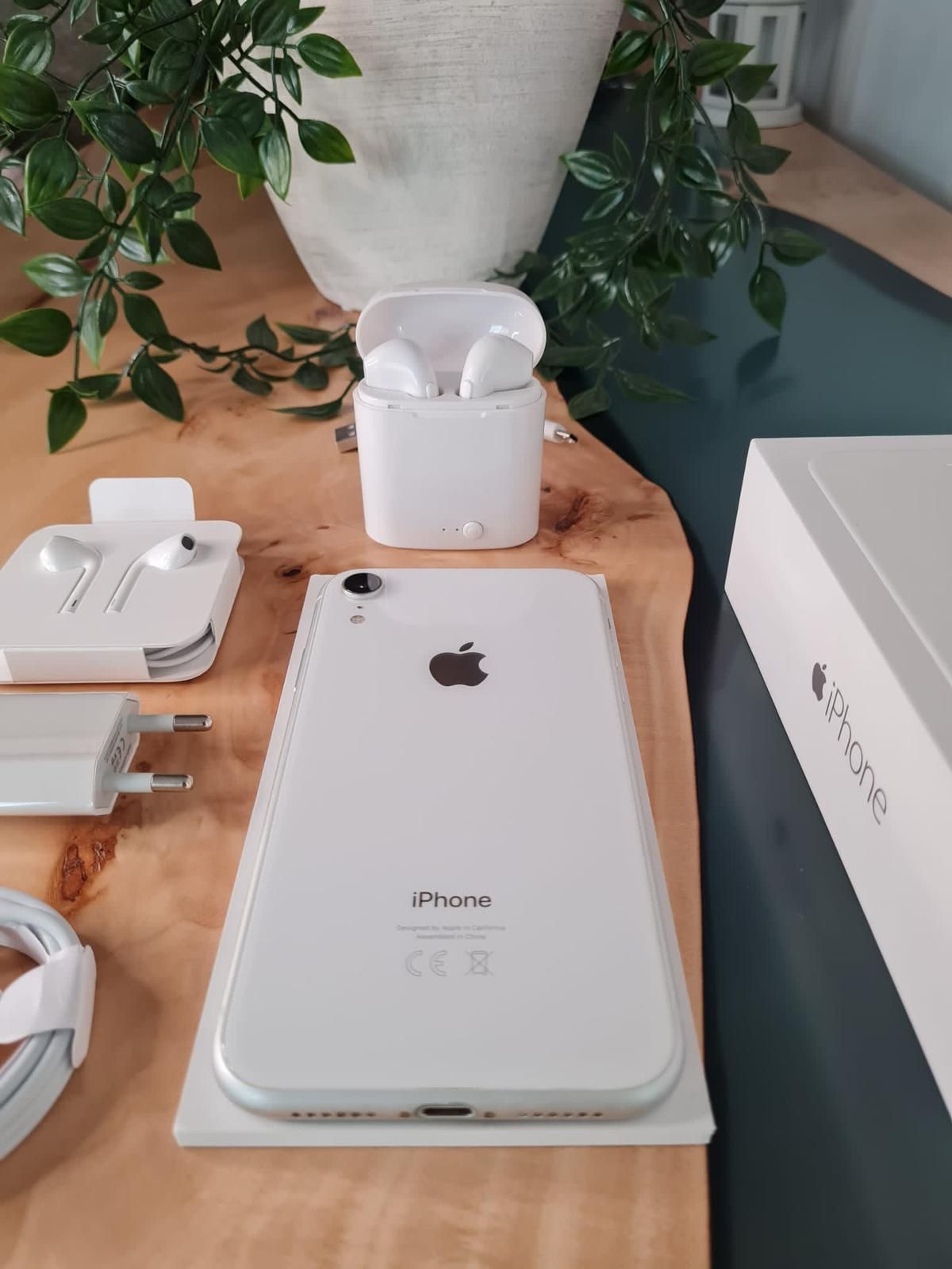 iPhone Xr, 64 GB, silver, 90% baterie, impecabil, airpods + accesorii