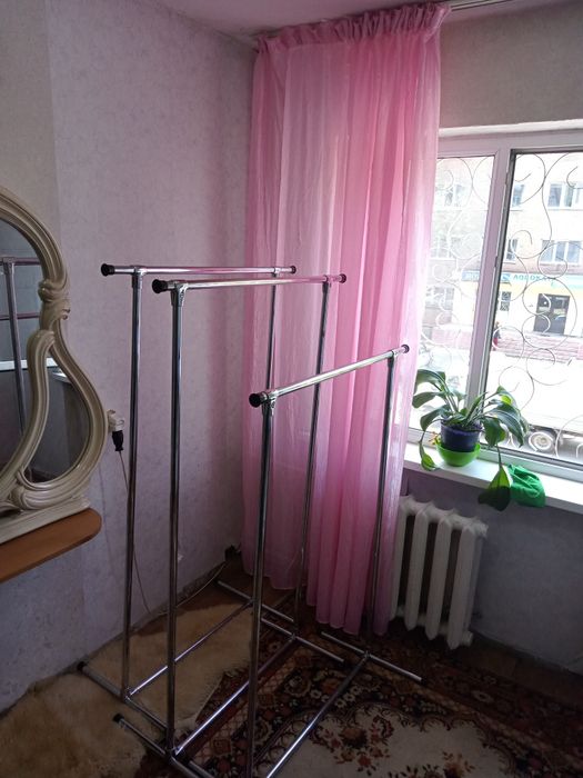 Продам стойки вешалки новые разбираються кресла