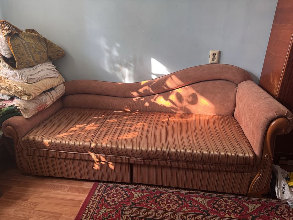 Продаю диван (тахту)