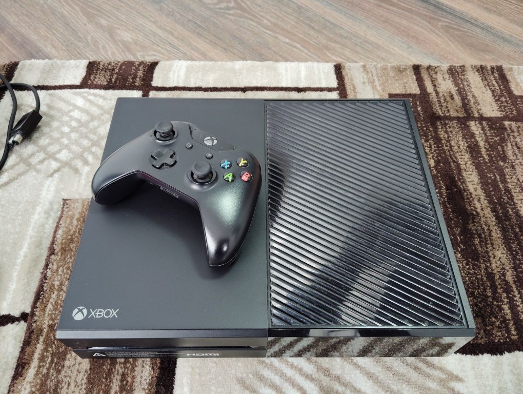 Vând consolă Xbox one 365GB + un controller + 5 jocuri