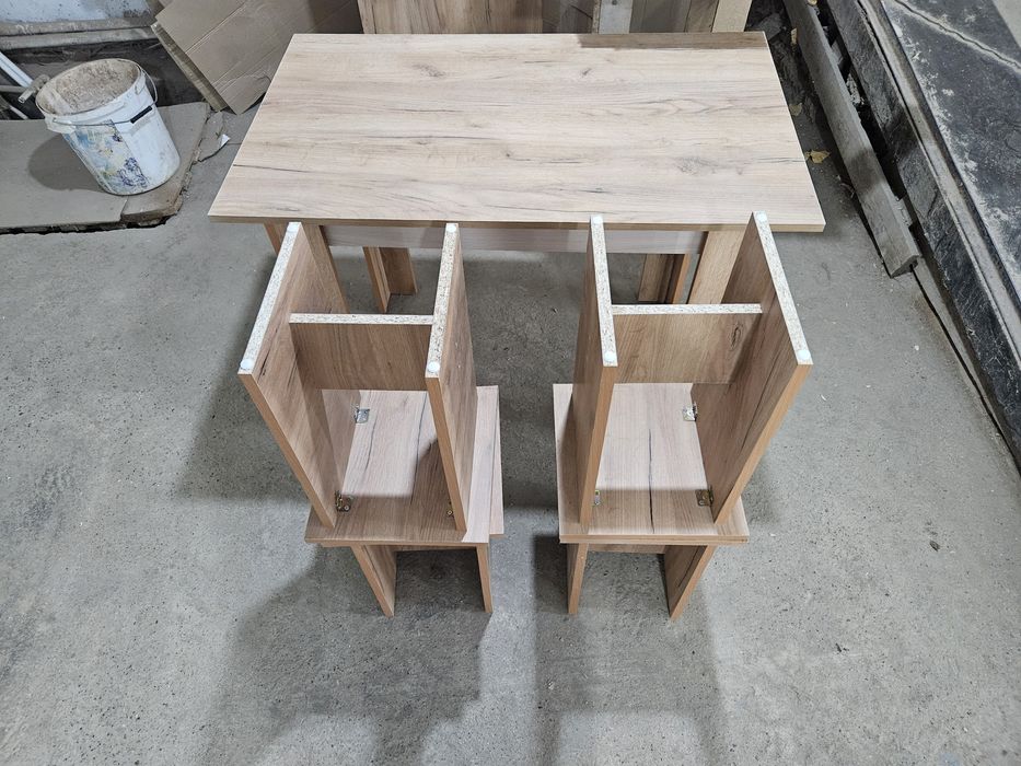 Продам новые стол и 4 табуретки