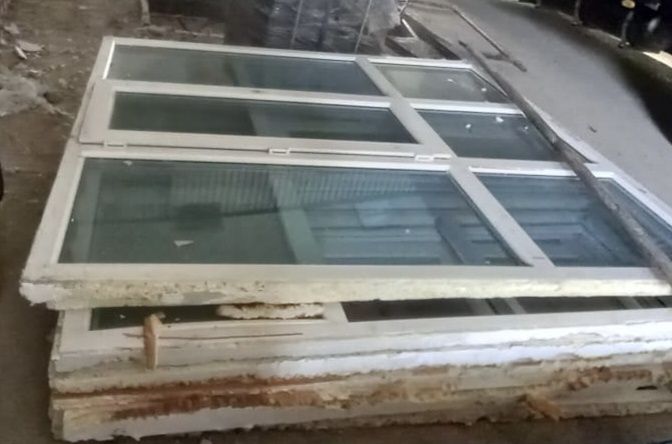 Продам б/у пластиковые стекла