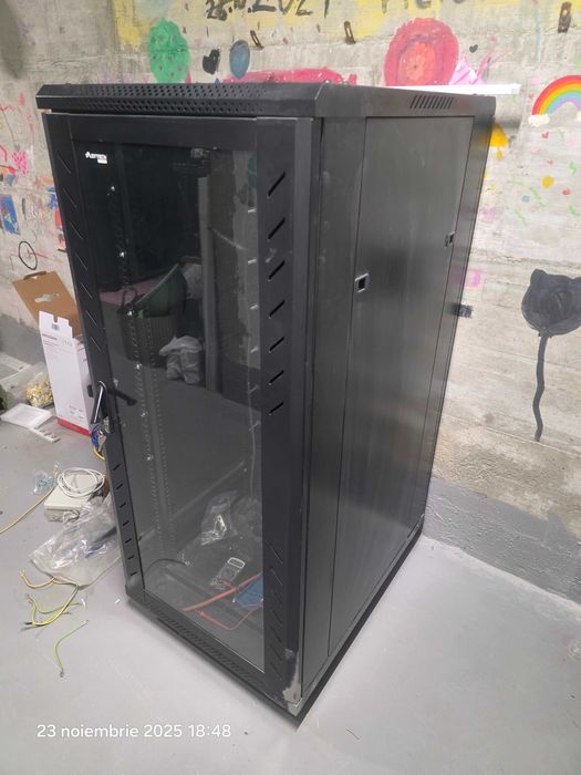 Rack 27U,600X 800mm, montaj pe podea, roti si sistem de ventilare
