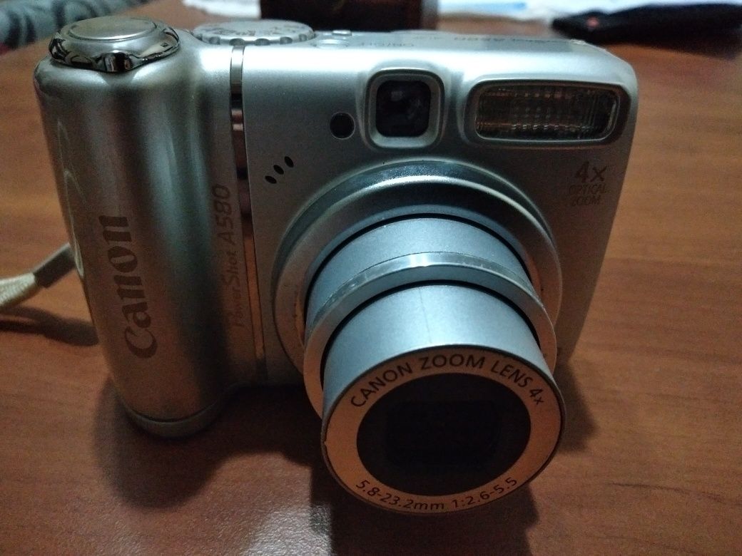 Фотоапарат Canon.