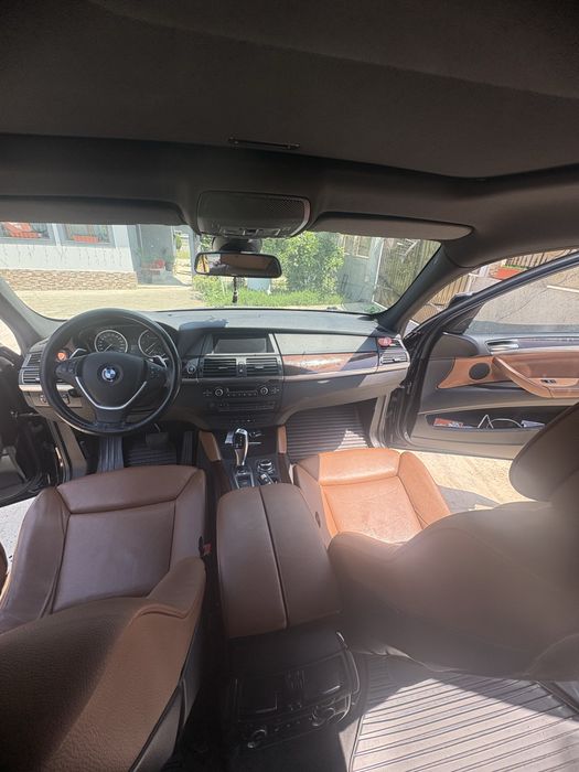 Bmw x 6 . Masina este cu 5 locuri