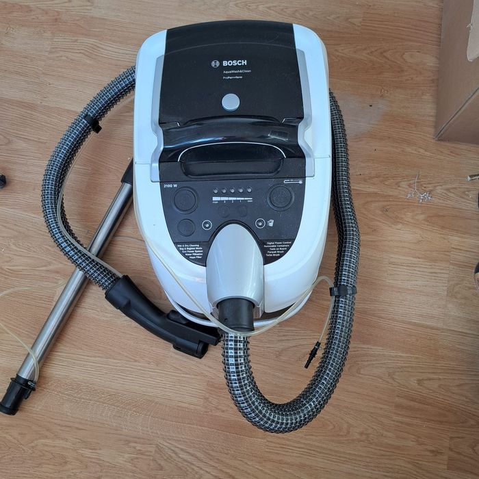 Aspirator Bosch AquaWash & Clean PRO – 2100 W, folosit doar 2-3