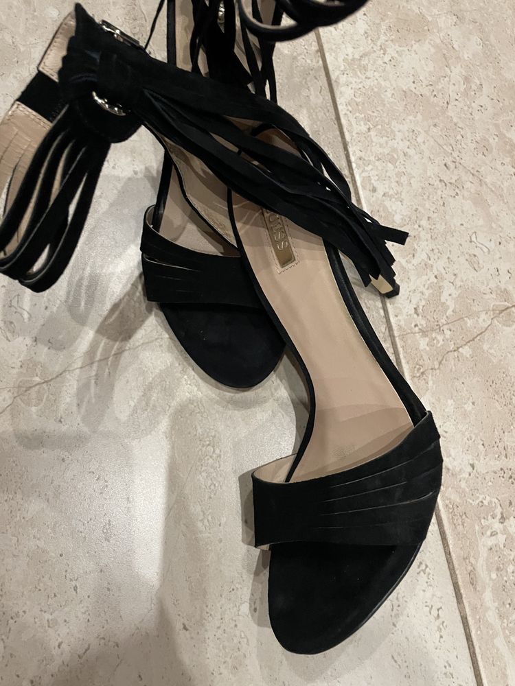 Обувки GUESS на ток естествен велур
