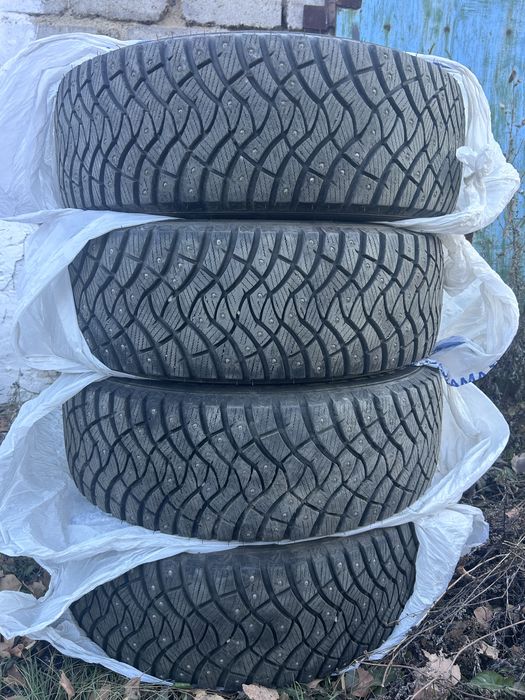 Продам зимнюю шипованную резину 225/60 R17