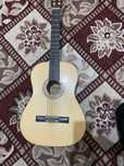 Gitara sotiladi pul zarurligi uchun sotilyabdi
