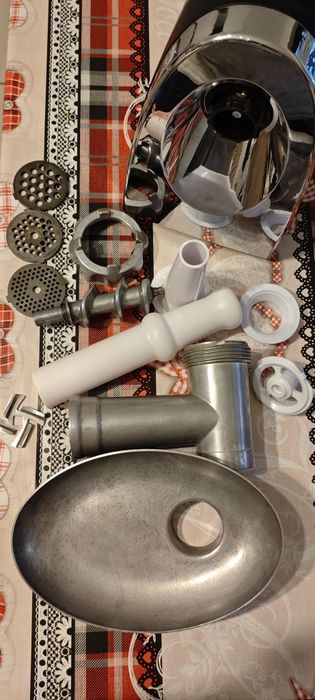 Masina de tocat Samus, 1500 W, Accesorii carnati suc rosii
c