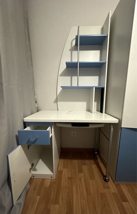 Шкаф и компьютерный стол